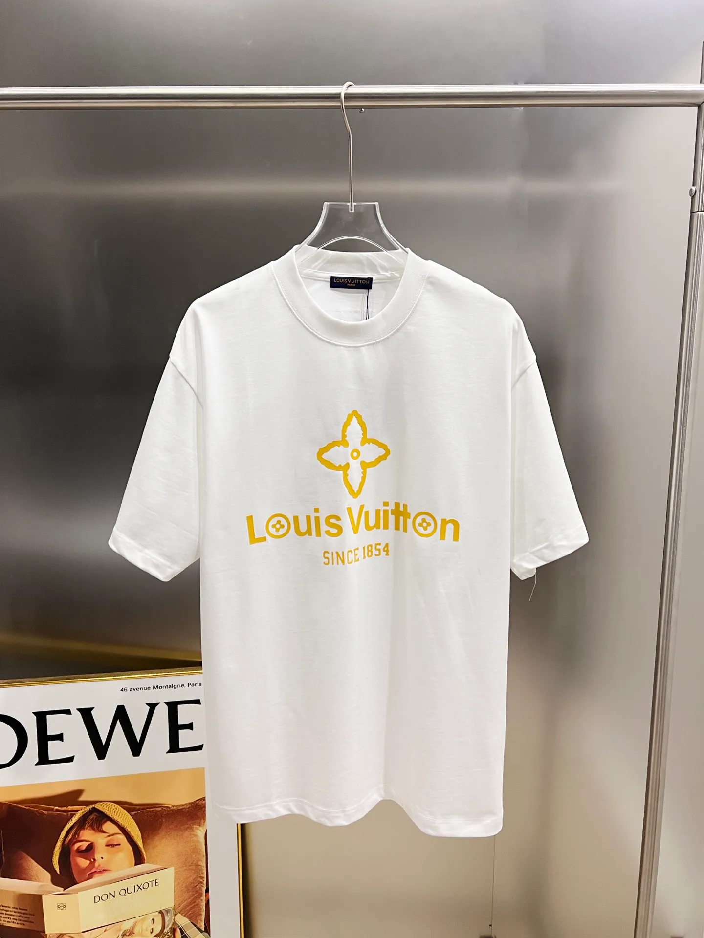 🅿️190 1v Louis* 2025 autumn and winter new style classic letter three-dimensional craft design high-end version! Highly breathable and comfortable, customized double yarn plain cotton fabric. Short-sleeved T-shirt. Same style for men and women. Sizes S M L XL XXL Five sizes black white